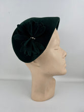 Load image into Gallery viewer, Original 1950’s Bottle Green Felt Hat With Pretty Felt Flower Trim *