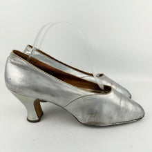 Load image into Gallery viewer, Original 1920's Bourne & Hollingsworth Silver Leather Court Shoes - Narrow Size 4 *