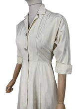 Load image into Gallery viewer, Original 1940's 1950's Cream Grosgrain Zip Fronted Housecoat by Evelyn Pearson - Bust 34 *