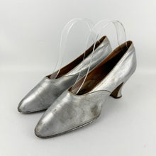 Load image into Gallery viewer, Original 1920's Bourne & Hollingsworth Silver Leather Court Shoes - Narrow Size 4 *