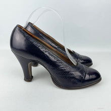 Load image into Gallery viewer, Original 1930's 1940's Navy Leather High Court Shoes - UK 6