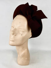 Load image into Gallery viewer, Original 1940's Mid Brown Felt Beret Hat with Bow Trim