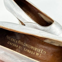 Load image into Gallery viewer, Original 1920's Bourne & Hollingsworth Silver Leather Court Shoes - Narrow Size 4 *