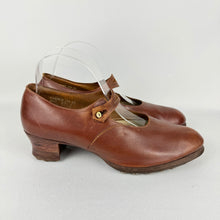 Load image into Gallery viewer, Incredible Original 1940's CC41 Brown Leather Studded Hiking Shoes - Size 6 *