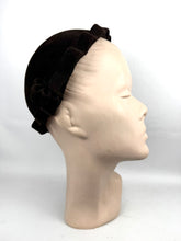 Load image into Gallery viewer, 1930’s Chocolate Brown Felt Cap with Scalloped Felt Trim