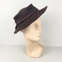 Load image into Gallery viewer, Original 1940’s Chocolate Brown Felt Hat with Grosgrain Trim