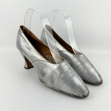 Load image into Gallery viewer, Original 1920's Bourne & Hollingsworth Silver Leather Court Shoes - Narrow Size 4 *