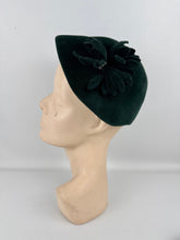 Load image into Gallery viewer, Original 1950’s Bottle Green Felt Hat With Pretty Felt Flower Trim *