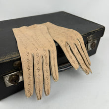 Load image into Gallery viewer, Original 1930's Blush Pink Pig Skin Leather Gloves with Punch Detail and Scallop Trim by Morley - Size 6