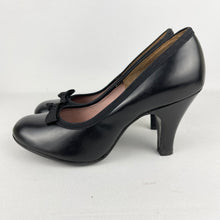 Load image into Gallery viewer, Original 1940's 1950's Deadstock Black Leather Court Shoes with Bow Detail  - UK Narrow 3 *
