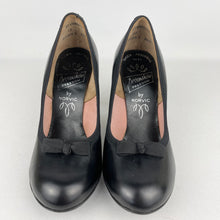 Load image into Gallery viewer, Original 1940's 1950's Deadstock Black Leather Court Shoes with Bow Detail  - UK Narrow 3 *