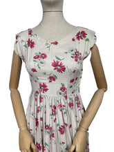 Load image into Gallery viewer, Original 1950's Pretty Floral Rayon Dress with Pink and White Daisy Print - Bust 33 34 *
