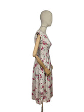 Load image into Gallery viewer, Original 1950's Pretty Floral Rayon Dress with Pink and White Daisy Print - Bust 33 34 *