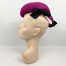 Load image into Gallery viewer, Original 1940’s Fuchsia Pink Felt Hat with Black Grosgrain Bow Trim *