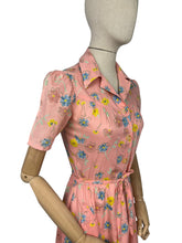 Load image into Gallery viewer, Original 1970’s Does 1940’s Floral Belted Day Dress - Bust 34