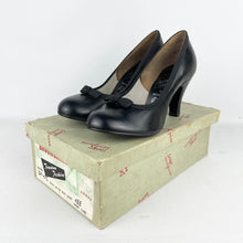 Load image into Gallery viewer, Original 1940's 1950's Deadstock Black Leather Court Shoes with Bow Detail  - UK Narrow 4 *
