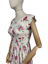 Load image into Gallery viewer, Original 1950's Pretty Floral Rayon Dress with Pink and White Daisy Print - Bust 33 34 *