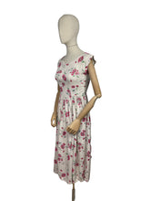 Load image into Gallery viewer, Original 1950's Pretty Floral Rayon Dress with Pink and White Daisy Print - Bust 33 34 *