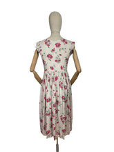 Load image into Gallery viewer, Original 1950's Pretty Floral Rayon Dress with Pink and White Daisy Print - Bust 33 34 *