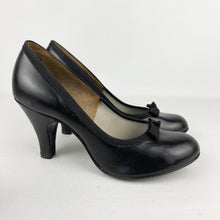 Load image into Gallery viewer, Original 1940's 1950's Deadstock Black Leather Court Shoes with Bow Detail  - UK Narrow 4 *