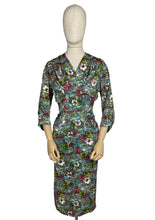 Load image into Gallery viewer, Beautiful Vintage Jeannie Brand Jersey Bold Floral Wiggle Dress - Bust 38 40
