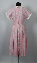 Load image into Gallery viewer, 1940s Pink and White Floral Cotton Summer Dress - B34/35