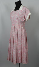 Load image into Gallery viewer, 1940s Pink and White Floral Cotton Summer Dress - B34/35