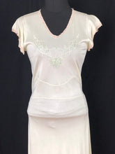 Load image into Gallery viewer, 1940s Green Celanese Nightdress - B34