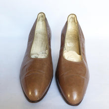 Load image into Gallery viewer, Original 1930s Milk Chocolate Brown Glace Leather Court Shoes - UK 4