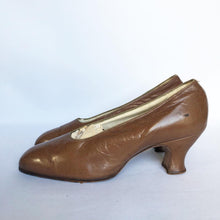 Load image into Gallery viewer, Original 1930s Milk Chocolate Brown Glace Leather Court Shoes - UK 4