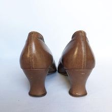 Load image into Gallery viewer, Original 1930s Milk Chocolate Brown Glace Leather Court Shoes - UK 4
