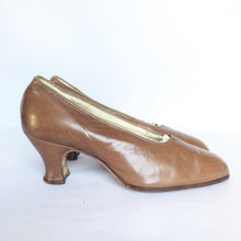 Load image into Gallery viewer, Original 1930s Milk Chocolate Brown Glace Leather Court Shoes - UK 4
