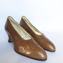 Load image into Gallery viewer, Original 1930s Milk Chocolate Brown Glace Leather Court Shoes - UK 4