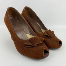 Load image into Gallery viewer, Original 1940s Chestnut Suede Shoes by Delta - Uk size 6