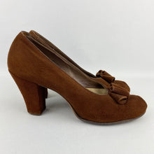 Load image into Gallery viewer, Original 1940s Chestnut Suede Shoes by Delta - Uk size 6