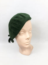 Load image into Gallery viewer, 1930s Green Fur Felt Close Fitting Hat