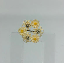 Load image into Gallery viewer, Vintage 1930s 1940s Carved Edelweiss and Daisy Circlet Brooch with Six Pretty Flowers