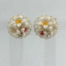 Load image into Gallery viewer, 1950s Plastic Flower Clip On Earrings