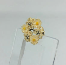 Load image into Gallery viewer, Vintage 1930s 1940s Carved Edelweiss and Daisy Circlet Brooch with Six Pretty Flowers