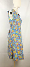 Load image into Gallery viewer, 1940s Floral Cotton Wraparound Pinny - Bust 33 34 35 36