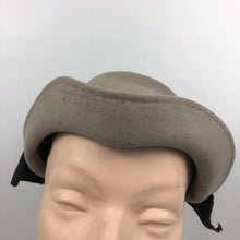 Load image into Gallery viewer, 1940s Grey Felt Hat with Double Bow Trim in Black