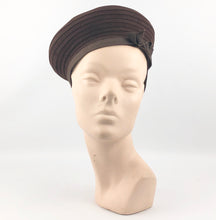 Load image into Gallery viewer, 1940s Chocolate Brown Felt Seamed Beret Hat