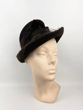 Load image into Gallery viewer, 1930s 1940s Dark Chocolate Brown Felt Hat with Net and Double Bow Trim *