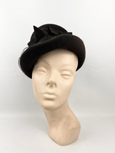 Load image into Gallery viewer, 1930s 1940s Dark Chocolate Brown Felt Hat with Net and Double Bow Trim *
