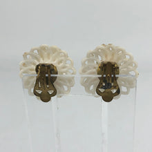 Load image into Gallery viewer, 1950s Plastic Flower Clip On Earrings