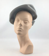 Load image into Gallery viewer, 1940s Dove Grey Felt Hat with Bow Trim