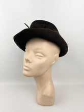 Load image into Gallery viewer, 1930s 1940s Dark Chocolate Brown Felt Hat with Net and Double Bow Trim *
