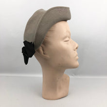 Load image into Gallery viewer, 1940s Grey Felt Hat with Double Bow Trim in Black