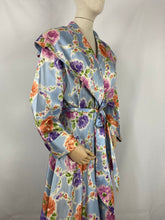 Load image into Gallery viewer, Original 1940s 1950s Chaslyn Model Luxurious Feel Blue Housecoat in a Pretty Floral Print - Bust 36 37 38