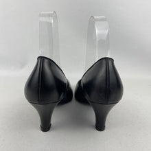 Load image into Gallery viewer, Original 1940's 1950's Deadstock Black Leather Court Shoes with Punch Detail - UK Narrow 4
